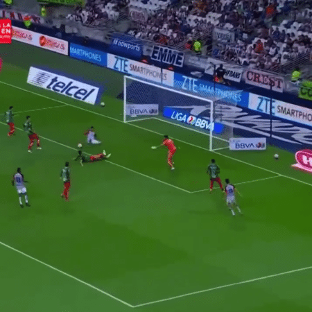 Atacante do Atlas perdeu gol incrível em uma sequência inacreditável no Mexicano - Reprodução/Twitter
