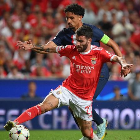 Rafa Silva, do Benfica, disputa lance com Marquinhos, zagueiro do PSG, em partida da Champions - FRANCK FIFE / AFP