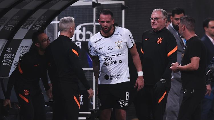 Renato Augusto is substituted during a match between Corinthians and Fluminense after feeling pain in his right thigh - Ettore Chiereguini/AGIF - Ettore Chiereguini/AGIF