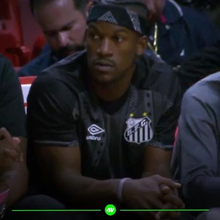 Jimmy Butler, do Miami Heat, usando uma camisa do Santos antes de jogo da NBA - Reprodução/Twitter
