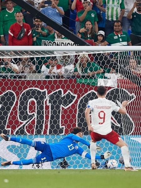 Ochoa defende pênalti de Lewandowski na partida entre México e Polônia, pela Copa do Mundo - Luis Diaz/Getty