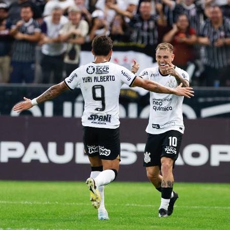 Róger Guedes comemora com Yuri Alberto o segundo gol do Corinthians sobre o Água Santa - Marcello Zambrana/AGIF