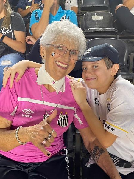 Vovó da Vila (Edilza) e neto Gabriel em jogo na Vila Belmiro - Gabriela Brino/ UOL