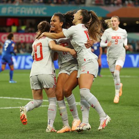 Jogadoras da Suíça comemoram gol de Bachmann, contra Filipinas, na Copa Feminina