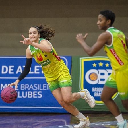 Iza Sangalli em ação pelo Unimed Campinas nos playoffs da LBF