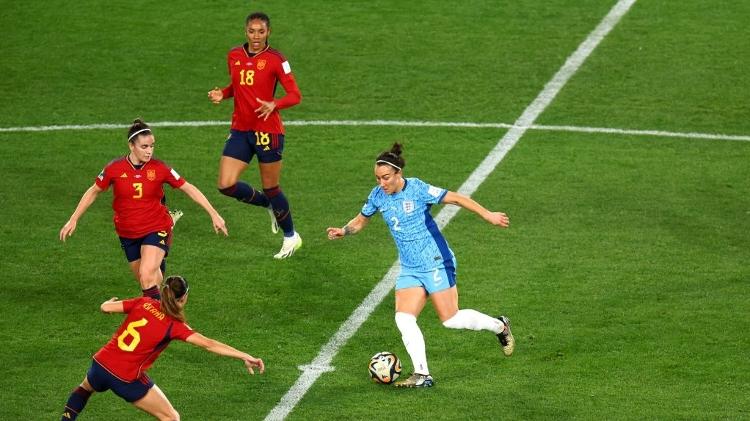 Lucy Bronze, da Inglaterra, conduz a bola contra a Espanha na final da Copa feminina
