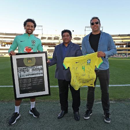 Diretoria do Peñarol entrega placa comemorativa ao Brasil por ter utilizado a camisa do Peñarol em amistoso