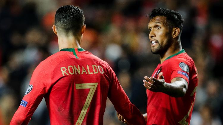 Dyego Sousa conversa com Cristiano Ronaldo durante jogo da seleção de Portugal em 2019