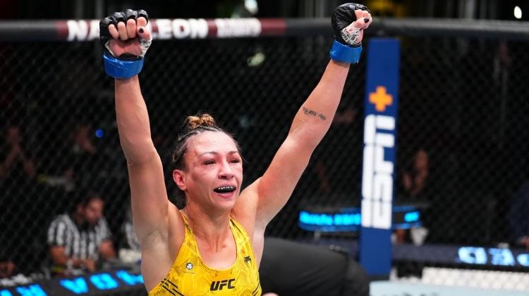 Amanda Ribas comemora vitória sobre Luana Pinheiro no UFC