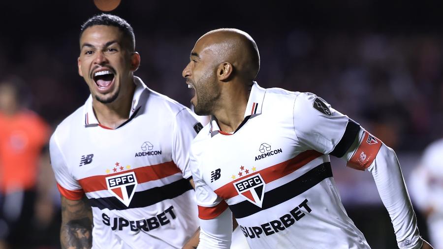 Lucas e Luciano comemoram gol em São Paulo x Talleres, jogo da Libertadores