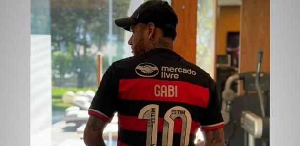 Neymar posa com camisa do Flamengo e recebe elogio de Gabigol.