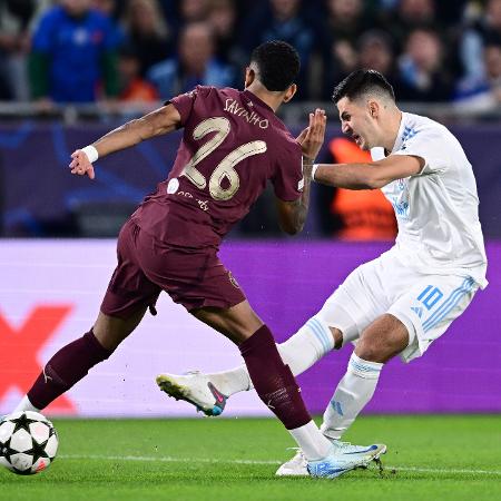 Savinho tenta desarmar Tolic durante Slovan Bratislava x Manchester City