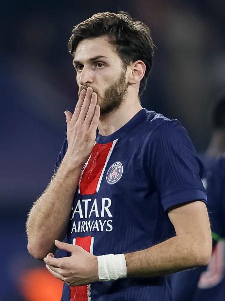 Kvaratskhelia joga pelo lado esquerdo do ataque do PSG, posição que era de Neymar Kvaratskhelia joga pelo lado esquerdo do ataque do PSG, posição que era de Neymar