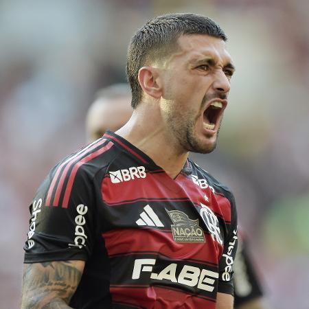 Arrascaeta, do Flamengo, comemora gol sobre o Corinthians em duelo do Brasileirão