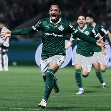 Vitor Roque comemora após marcar pelo Palmeiras contra o São Paulo - Marcello Zambrana/Agif