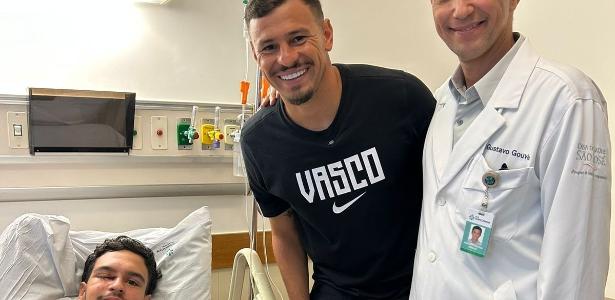 Hugo Moura visita torcedor do Vasco que perdeu visão após bala de borracha