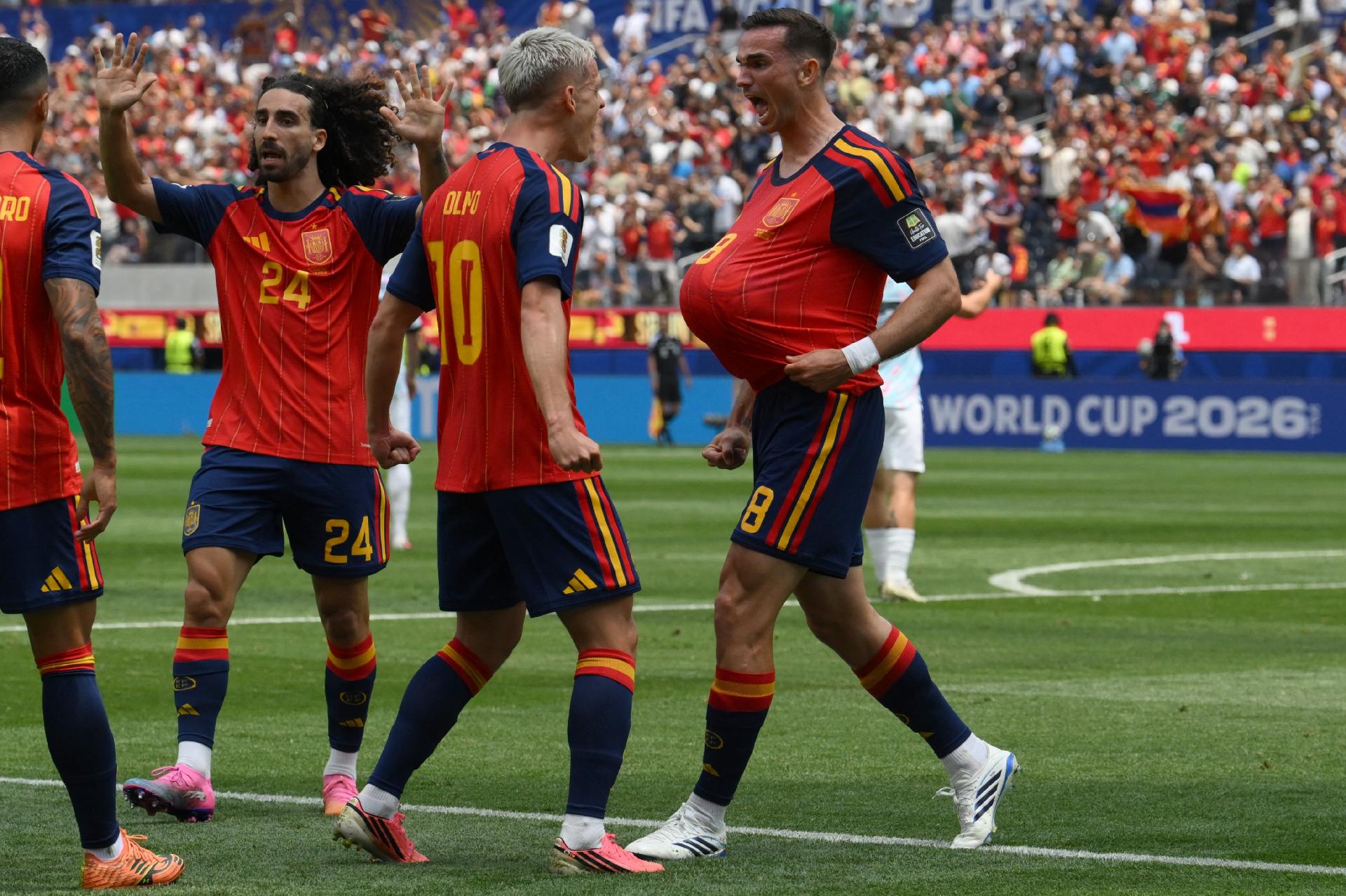 Jogadores da Espanha comemoram gol de Fabián Ruiz contra a Bélgica na Copa do Mundo - undefined