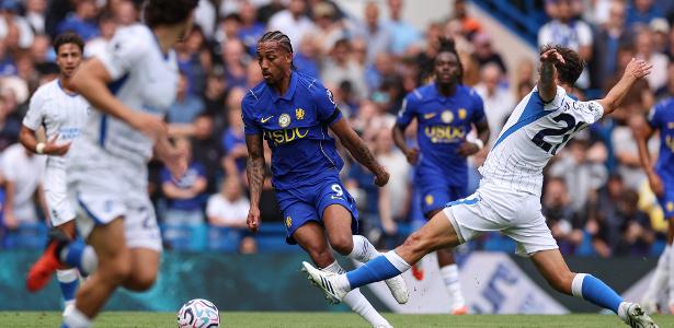 Diante de Ancelotti, João Pedro faz a favor e contra em vitória do Chelsea