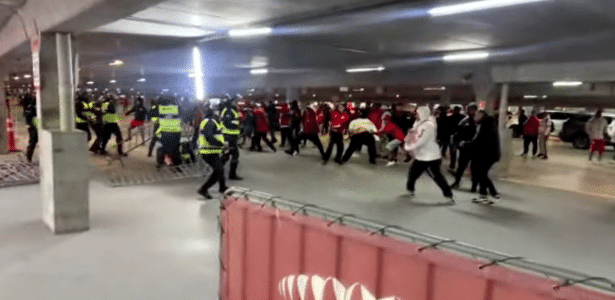 Torcida do Inter tenta invadir setor do Beira-Rio e briga com a polícia