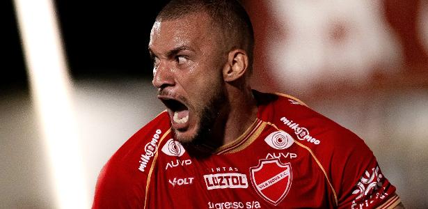 Série B tem novo líder e briga pelo acesso fica mais acirrada