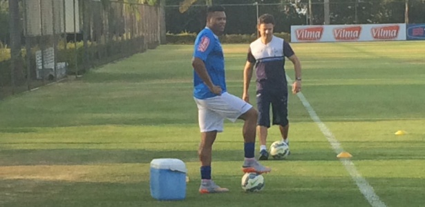 Júlio Baptista faz treinos com bola na Toca da Raposa II - Thiago Fernandes/UOL Esporte
