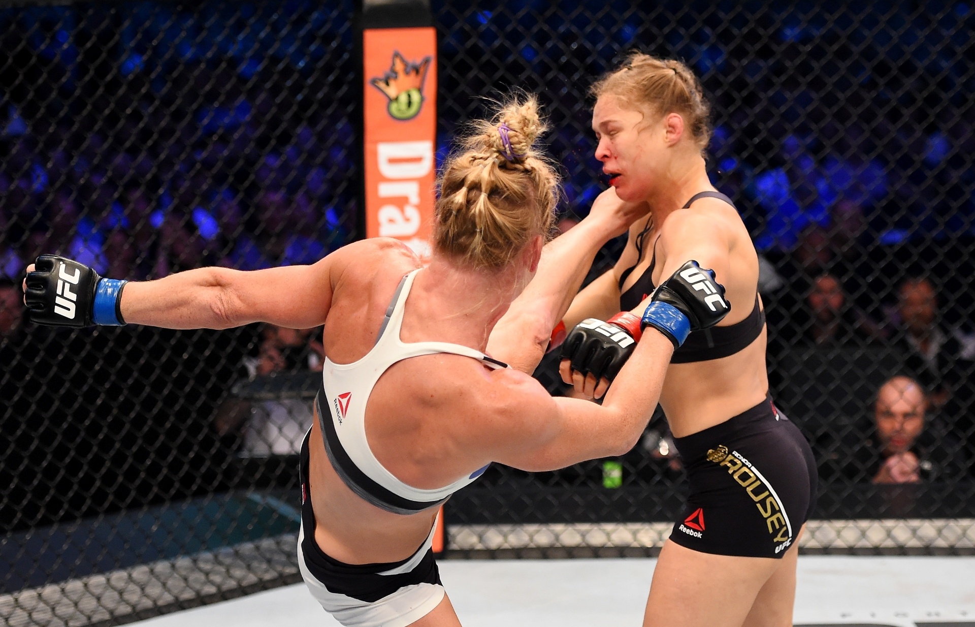Holly Holm acerta chute que nocauteou Ronda Rousey - Josh Hedges/Zuffa LLC/Getty Images