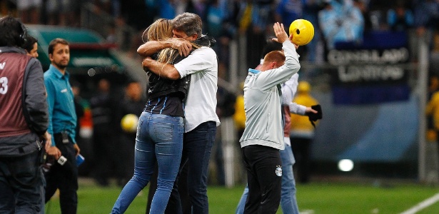 Renato Gaúcho abraça a filha Carol após a classificação para a final da Copa do Brasil - LUCAS UEBEL/GREMIO FBPA