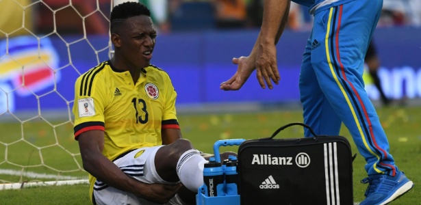 Mina se machucou em jogo pela seleção colombiana, e ainda não se recuperou - Luis Acosta/AFP