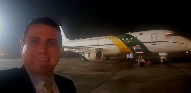 Gustavo Encina, despachante aéreo e piloto, ao lado do avião presidencial do Brasil - Reprodução