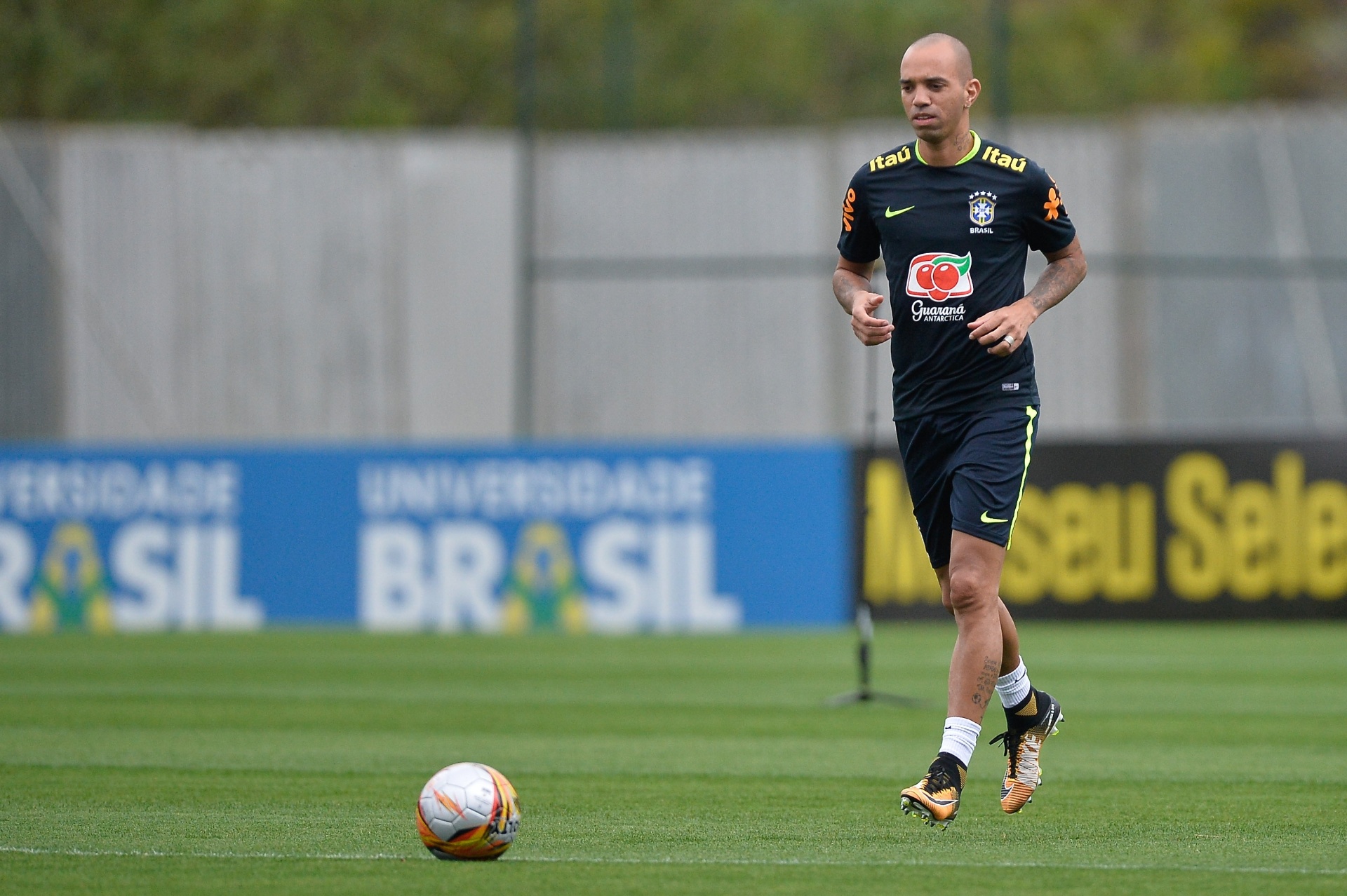 Diego Tardelli diz que não precisa brigar apenas para ser reserva de Jesus - undefined