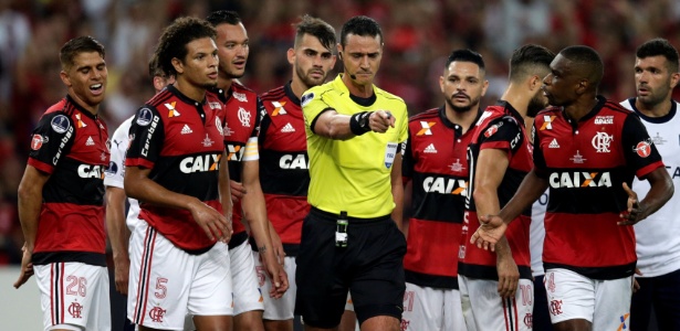 Jogadores do Flamengo reclamam de marcação de pênalti - Ricardo Moraes/Reuters