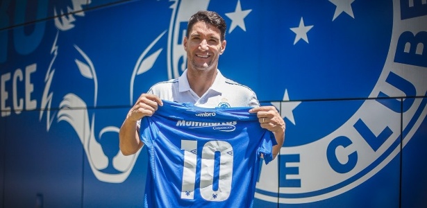 De contrato renovado na Toca da Raposa, meia usará a camisa 10 deixada por Arrascaeta - Cruzeiro/Divulgação