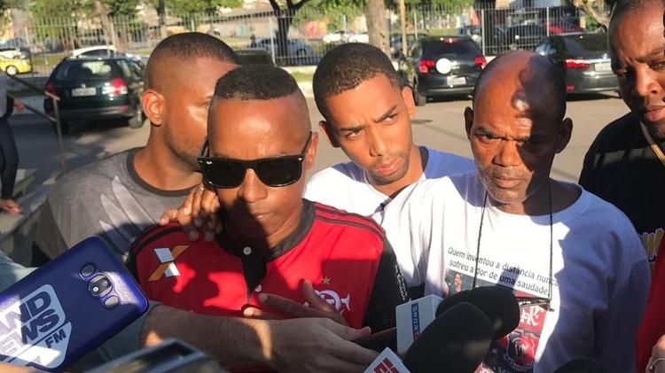 Parentes de Samuel Thomas, de 15 anos, no IML após a identificação do corpo - Bruno Braz / UOL Esporte - Bruno Braz / UOL Esporte