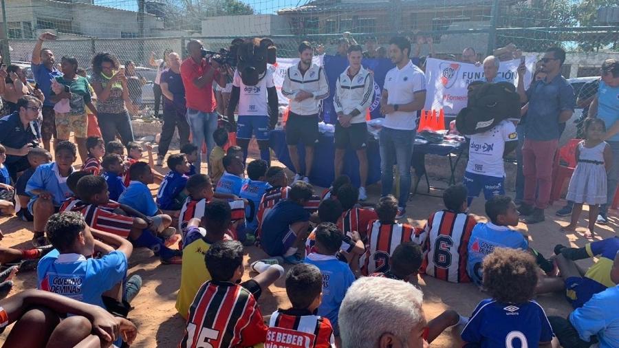 Jogadores dos dois times levaram brindes e materiais esportivos à escolinha de futebol de Belo Horizonte - Cruzeiro/Divulgação