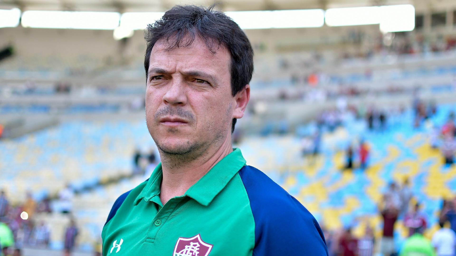 Fernando Diniz, técnico do Fluminense, comanda o time contra o CSA