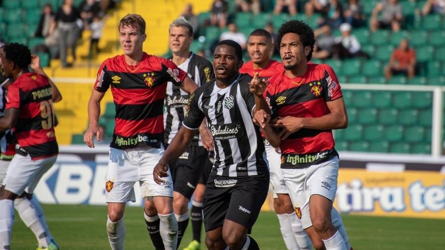 Jogadores do Figueirense em ação durante partida contra o Sport - Matheus Dias/FFC