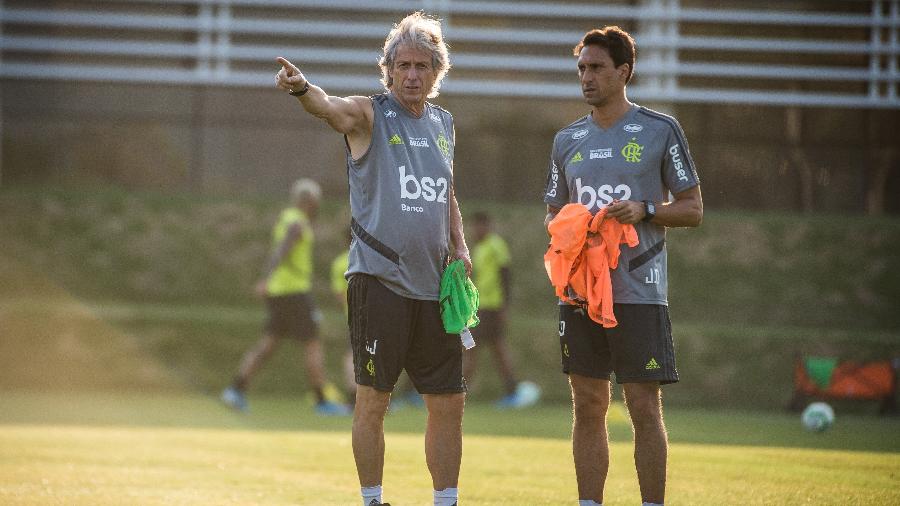 Técnico Jorge Jesus e auxiliar João de Deus conversam durante treino do Flamengo - Alexandre Vidal / Flamengo