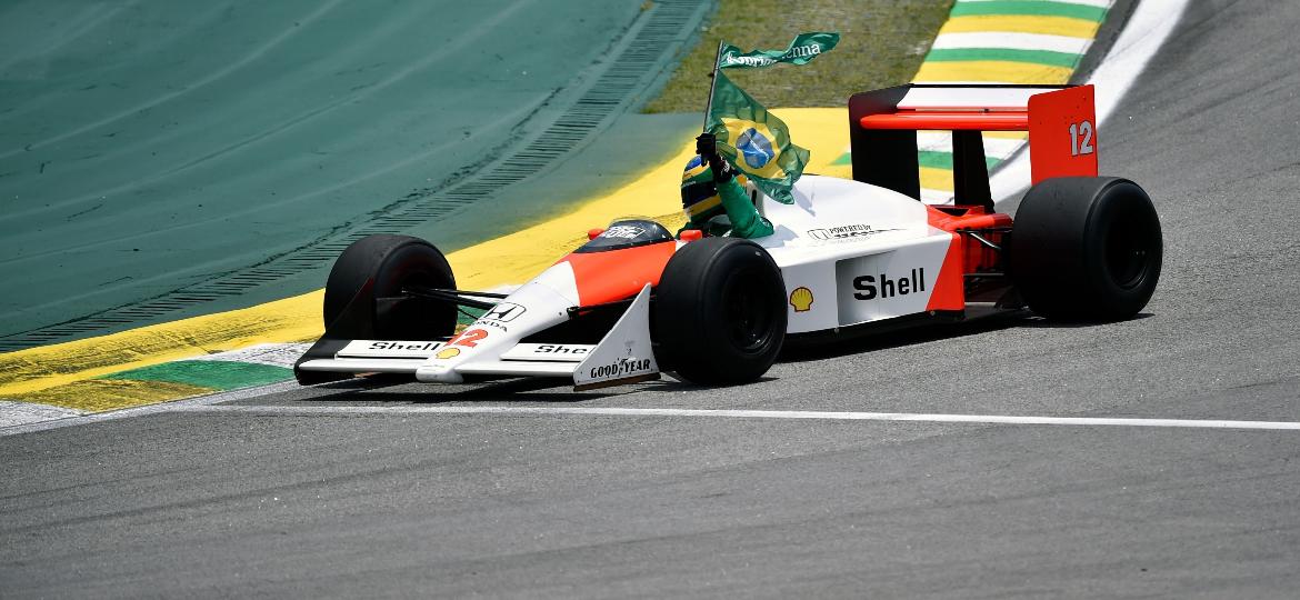 Bruno Senna exibe McLaren MP4/4 em Interlagos antes do GP do Brasil de 2019 - Douglas Magno/AFP