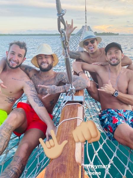 Amigos de Neymar, acompanhados do jogador, em passeio de barco na Bahia - REPRODUÇÃO/INSTAGRAM