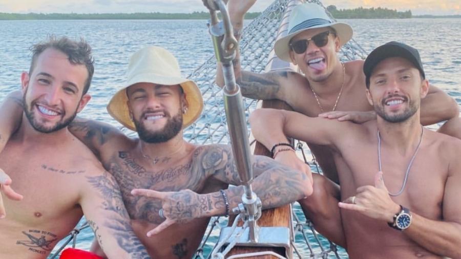 Amigos de Neymar, acompanhados do jogador, em passeio de barco na Bahia - REPRODUÇÃO/INSTAGRAM