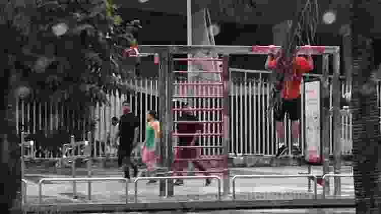 Pessoas fazem musculação e caminhada em frente ao Maracanã - Bruno Braz / UOL Esporte