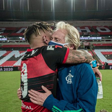 Gabigol e Jorge Jesus se abraçam após título do Flamengo no Carioca de 2020 - Alexandre Vidal/Flamengo