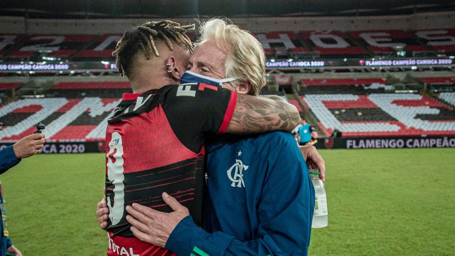 Gabigol e Jorge Jesus se abraçam após título do Flamengo no Carioca de 2020 - Alexandre Vidal/Flamengo