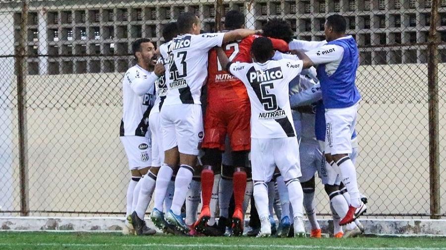 Jogadores da Ponte Preta comemoram vitória sobre o Mirassol no estádio Primeiro de Maio - Luiz Guilherme Martins