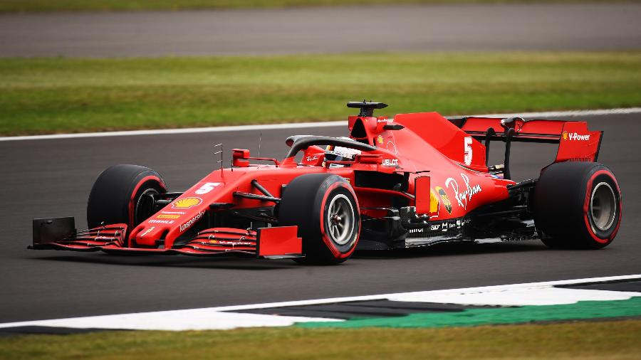 Sebastian Vettel, da Ferrari, dirige no circuito de Silverstone - Bryn Lennon/Getty Images