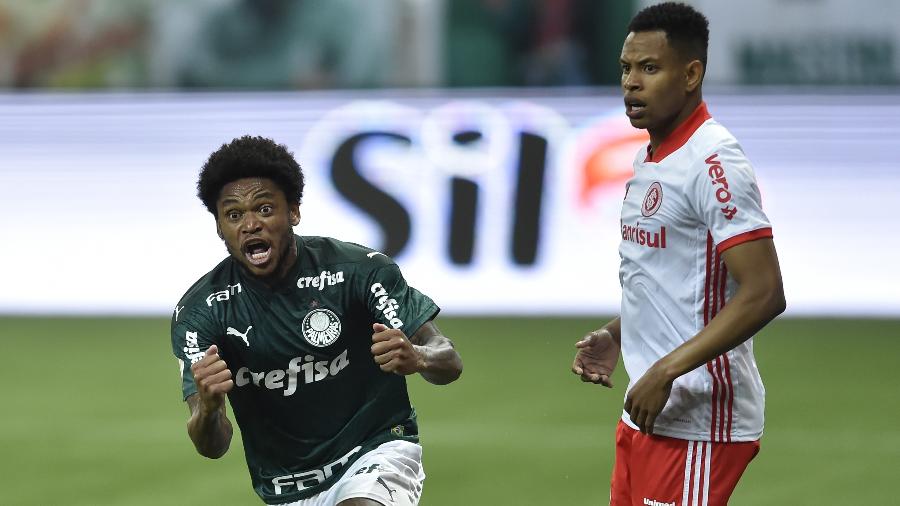 Luiz Adriano (Palmeiras) comemora gol. Matheus Jussa (Internacional) observa - Mauro Horita/Folhapress