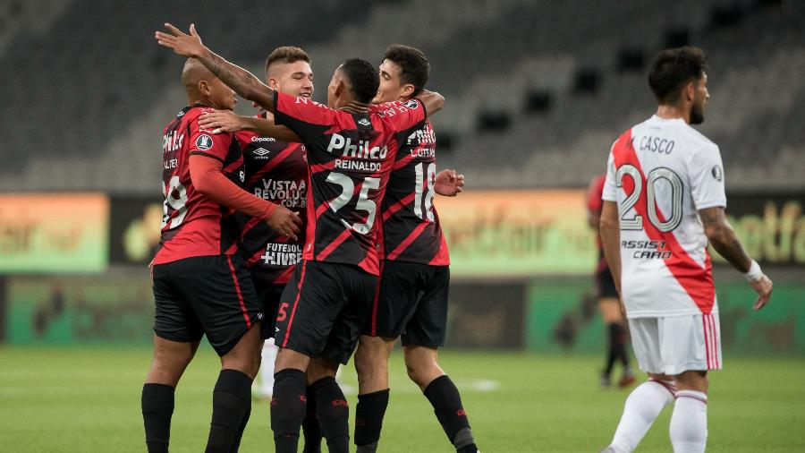 Jogadores do Athletico-PR comemoram gol contra o River Plate pela Libertadores - Conmebol