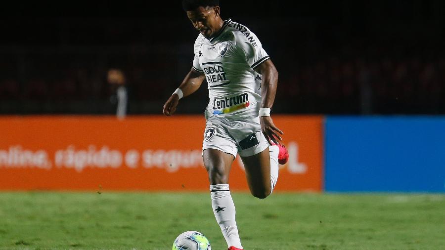 Warley, atacante do Botafogo, conduz a bola em duelo com o São Paulo, no Morumbi - Vitor Silva/Botafogo