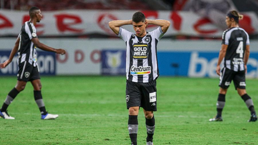 Kevin lamenta derrota do Botafogo para o Internacional após falhar em lance decisivo da partida - FERNANDO ALVES/AGIF - AGÊNCIA DE FOTOGRAFIA/AGIF - AGÊNCIA DE FOTOGRAFIA/ESTADÃO CONTEÚDO