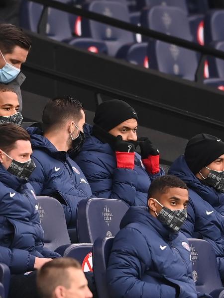 Mbappe fica no banco de reservas na partida entre PSG e Manchester City na semifinal da Champions - Laurence Griffiths/Getty Images